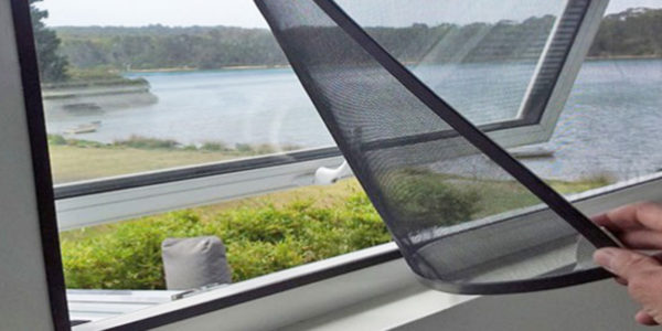 retractable magnetic fly screen